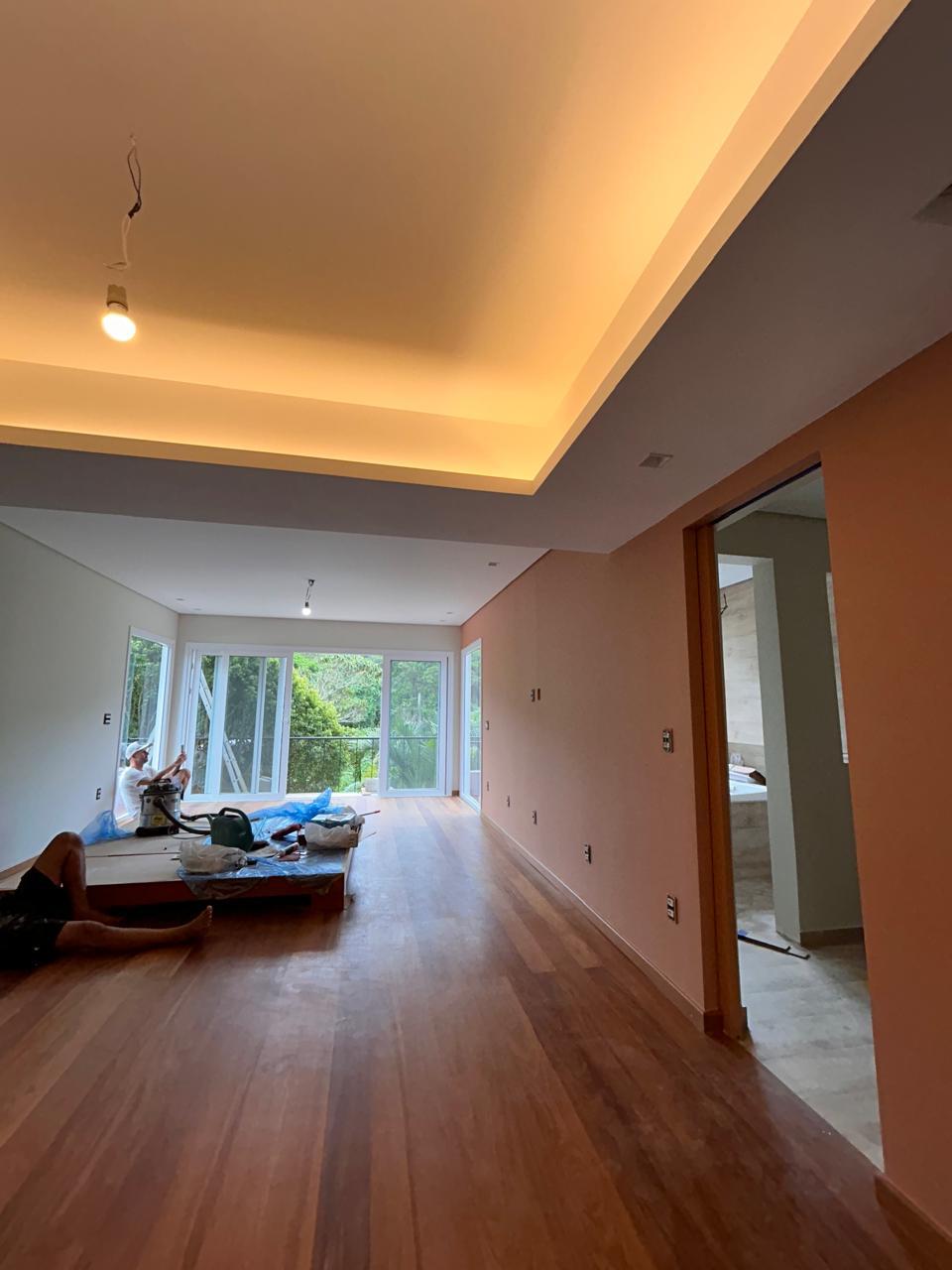 Sala de estar com rebaixamento em gesso